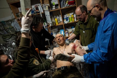 M-am intors pe front si am fost impuscat in cap. Acum au scos glontul. Imagini dintr-un spital din Bahmut, unde sunt tratati ranitii ucraineni din luptele sangeroase cu rusii