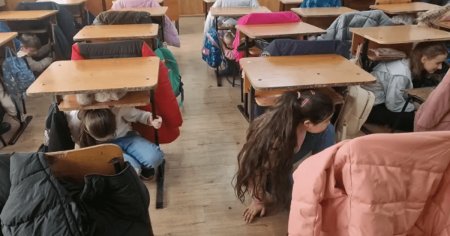 Sirenele din Buzau au anuntat cutremur in doua scoli gimnaziale. Copiii au fost scosi din clase VIDEO
