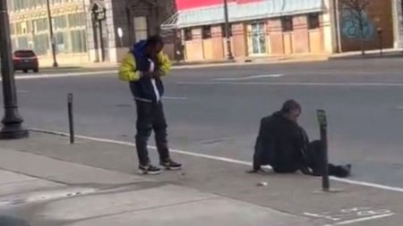 O, Doamne, tocmai l-a omorat! | Crima filmata pe strada, dupa o cearta intr-o benzinarie din SUA