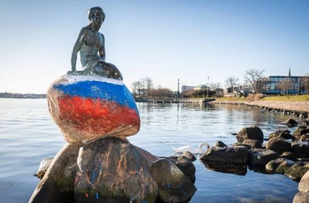 Act de vandalism. Celebra statuie Mica Sirena din Copenhaga a fost vopsita in <span style='background:#EDF514'>CULORI</span>le steagului Rusiei