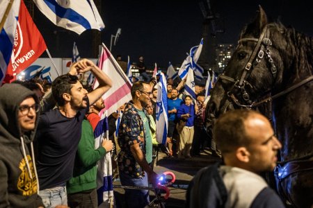 Sotia lui Benjamin Netanyahu, blocata mai multe ore intr-un coafor, dupa ce protestatarii au inconjurat locul