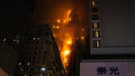 Un incendiu puternic a izbucnit intr-o cladire de birouri din <span style='background:#EDF514'>HONG KONG</span>. Alte patru constructii au fost afectate