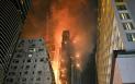 O cladire imensa din Hong Kong a luat foc. Sute de persoane au iesit in strada sa vada cum arde. VIDEO