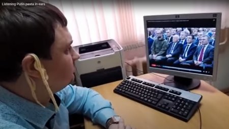Un politician rus va fi judecat pentru „discreditarea” armatei, dupa ce si-a pus taitei pe urechi in timp ce asculta discursul lui Putin despre starea natiunii