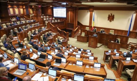 (VIDEO) R. Moldova: Imbranceli in Parlament de la limba romana