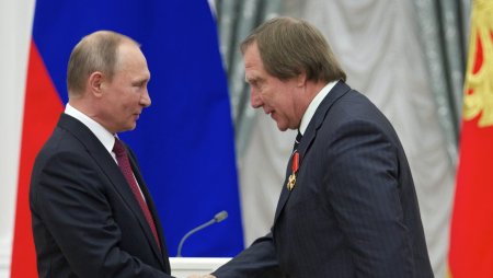 Zeci de milioane de euro derulate prin conturile unui violocenlist rus, la GazpromBank Elvetia: Om de paie pentru Putin