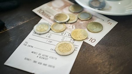 Un ospatar a primit bacsis o moneda de d<span style='background:#EDF514'>OI EURO</span> care valoreaza 3.000 de euro