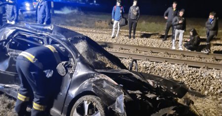 Un sofer a scapat miraculos dupa ce a fost lovit de tren: a iesit singur din masina distrusa