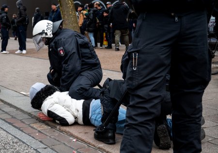 Se ofera haine de marca <span style='background:#EDF514'>GRATIS</span>. Un anunt fals a declansat haos la Hamburg, unde sute de tineri au atacat politia cu sticle si petarde