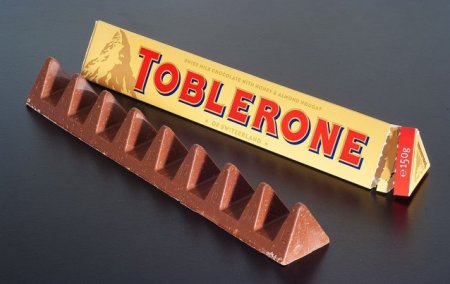 Ciocolata Toblerone este obligata sa schimbe ambalajul dupa ce a mutat o parte din productie in afara Elvetiei