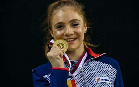 Sabrina Maneca <span style='background:#EDF514'>VOINEA</span>, noua stea a gimnasticii romanesti. A luat la doua medalii de aur la Cupa Mondiala de la Doha. FOTO