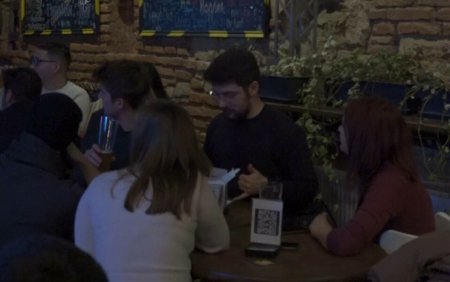 Concursuri de <span style='background:#EDF514'>CULTURA GENERALA</span> la cafenele din Cluj. Tinerii lasa deoparte telefoanele si se intrec in cunostinte