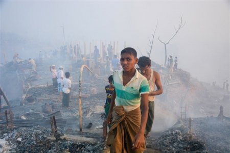 Criza umanitara in Bangladesh, dupa un incendiu de proportii la o tabara de <span style='background:#EDF514'>REFUGIATI</span>. Circa 12.000 de oameni, fara adapost