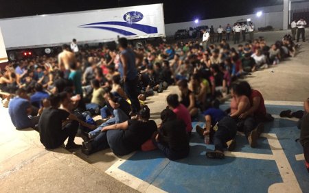 Descoperire incredibila: 340 de oameni, inghesuiti intr-un TIR, in Mexic. GALERIE <span style='background:#EDF514'>FOTO SI VIDEO</span>