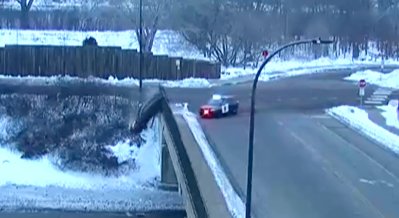 Momentul in care soferul de 14 ani cade cu masina de pe un pod, in Minneapolis. Copilul furase vehiculul si era urmarit de politisti