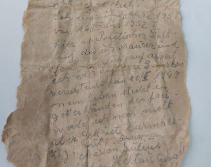 Bilet cu un mesaj emotionant al unui detinut politic, gasit de restauratorii Cazinoului din Constanta in zidurile cladirii