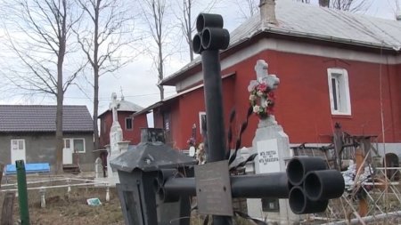 Elevii dintr-un sat din Vaslui, mutati sa invete in cimitir: N-am gasit alta solutie