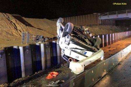 Un sofer a cazut cu masina de pe o autostrada in reparatii, in Germania. Indicatoarele care semnalizau lucrarea au fost indepartate de necunoscuti