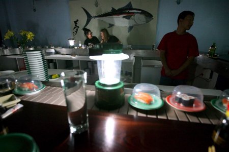 Industria sushi-ului servit pe banda rulanta, in pericol din cauza clientilor teroristi din restaurante