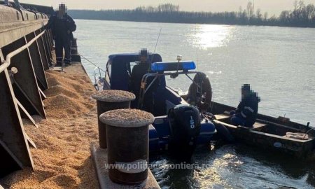 Doi barbati au fost prinsi in <span style='background:#EDF514'>FLAGRANT</span> in timp ce furau cereale de pe o barja ancorata in Cernavoda