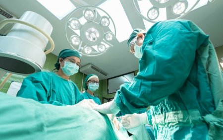 O fata care avea un ghemotoc urias de par in stomac a fost operata, in Cehia. Cum a fost posibil