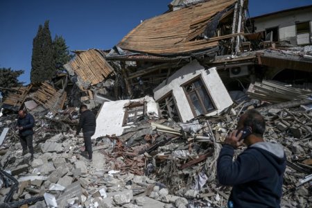 Supravietuitorii cutremurului din Turcia cauta in moloz dupa aur