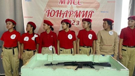 Tinerele rusoaice care au vrut sa castige un concurs de miss au fost puse sa asambleze si sa dezasambleze pusti de asalt Kalasnikov