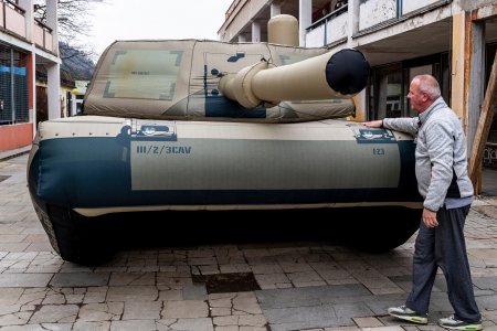 Șeful fabricii cehe cu 20 de croitorese care alimenteaza frontul cu lansatoare de rachete si tancuri gonflabile: Am inceput cu jucarii de cauciuc pentru copii