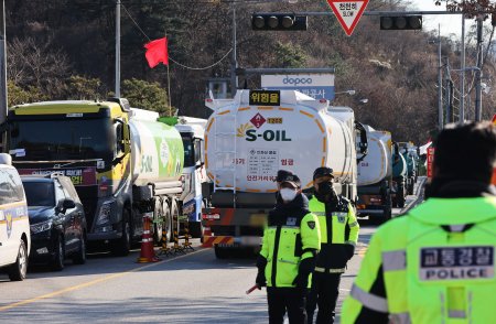 Cel putin trei oameni au murit si alti cinci au fost grav raniti, dupa ce un camion a intrat intr-un grup de oameni, in Coreea de Sud