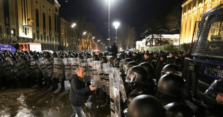 Manifestatii in Georgia: 66 de arestari si aproape 50 de <span style='background:#EDF514'>POLITISTI RANITI</span>