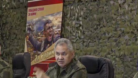 Serghei Șoigu i-a premiat pe soldatii rusi avand in spate un poster cu o imagine furata dintr-un afis al unei companii ucrainene