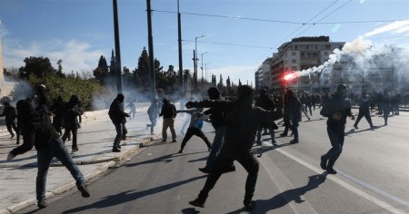 Cockail-uri Molotov si gaze lacrimogene in fata Parlamentului din Grecia, la protestele declansate de <span style='background:#EDF514'>CATASTROFA</span> feroviara