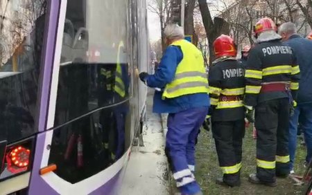 Un tramvai Bozankaya nou a luat foc in mers, la Timisoara. Cat ajunge sa coste un astfel de mijloc de transport | VIDEO