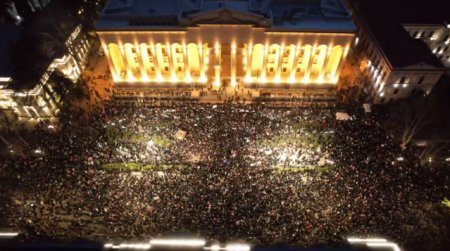 Proteste in Georgia, ziua 2. 40,000 de protestatari au inconjurat parlamentul georgian/ Fortele de ordine trag cu gloante de cauciuc, tunuri cu apa si gaze lacrimogene/ Un cap de porc taiat a fost atarnat la parlament de catre protestatari/ Ciocniri violente la <span style='background:#EDF514'>TBILISI</span>