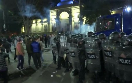 Proteste violente, pentru a doua noapte la rand, in capitala Georgiei. Manifestantii s-au ciocnit cu fortele de ordine