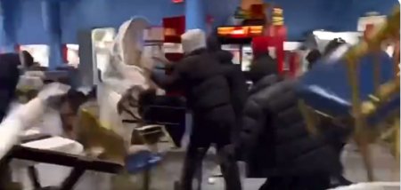Zeci de tineri mascati au distrus un restaurant chinezesc din New York. Atacul a fost filmat, dar NYPD n-a facut nicio arestare