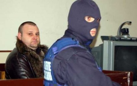 Ucigasul lui Caiac, liderul lumii interlope din Oltenia, a fost arestat de FBI! Era implicat in SUA intr-o retea specializata in clonarea de <span style='background:#EDF514'>CARDURI</span> bancare