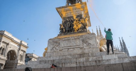 Activisti climatici au pulverizat vopsea pe o statuie din Piazza del Duomo din Milano | FO<span style='background:#EDF514'>TO VIDEO</span>
