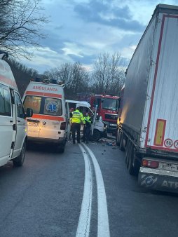 Accident grav pe drumul Cluj- Oradea. O persoana a murit si alte sase au fost ranite, dupa ce un microbuz a intrat intr-un TIR