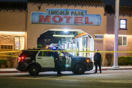 Trei politisti au fost impuscati in Los Angeles de un barbat eliberat conditionat. Suspectul, gasit mort la locul incidentului