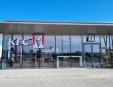 Sphera Franchise Group, care administreaza brandul KFC in Romania, deschide restaurante in trei <span style='background:#EDF514'>BENZINA</span>rii de pe autostrada 1, intr-un parteneriat cu Rompetrol