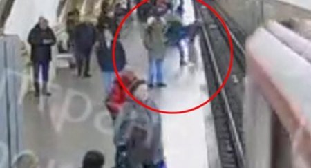 Un adolescent a supravietuit, dupa ce a fost impins in fata metroului, la Moscova. <span style='background:#EDF514'>AGRESORUL</span> tocmai fusese externat de la psihiatrie