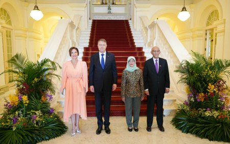Klaus Iohannis a inceput vizita de stat in Singapore. A fost primit de presedintele Halimah Yacob | GALERIE FOTO