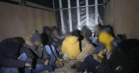 Migranti din Bangladesh, Siria si Pakistan, gasiti la granita cu Ungaria. Erau ascunsi in doua autoutilitare