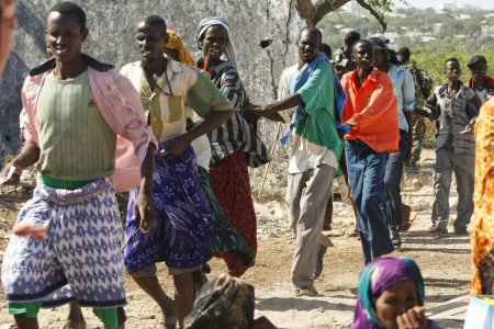 OMS avertizeaza ca 129.000 de oameni din Marele Corn al Africii sunt in pericol sa <span style='background:#EDF514'>MOARA</span> de foame din cauza secetei