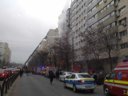 Incendiu la un bloc din Bucuresti. Mai multe persoane au fost <span style='background:#EDF514'>EVACUAT</span>e