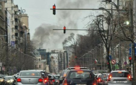 Incendiu intr-un bloc din Capitala. 12 persoaneau fost <span style='background:#EDF514'>EVACUAT</span>e de pompieri. Nu sunt victime