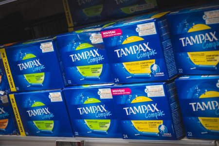 Franta anunta ca tinerele sub 25 de ani vor beneficia de cupe menstruale si tampoane reutilizabile gratuite
