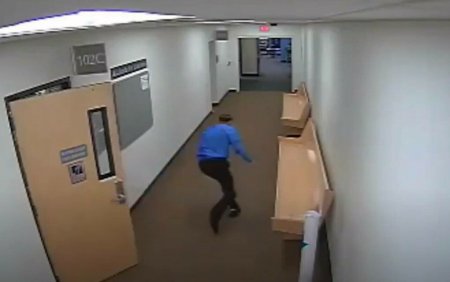 Momentul in care un criminal fuge din sala de judecata. A luat-o la goana imediat dupa ce i-au fost scoase catusele | VIDEO