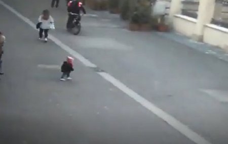 <span style='background:#EDF514'>O FETITA</span> de 2 ani a fost lovita violent de un livrator pe bicicleta care pedala cu viteza pe o strada pietonala din Timisoara | VIDEO